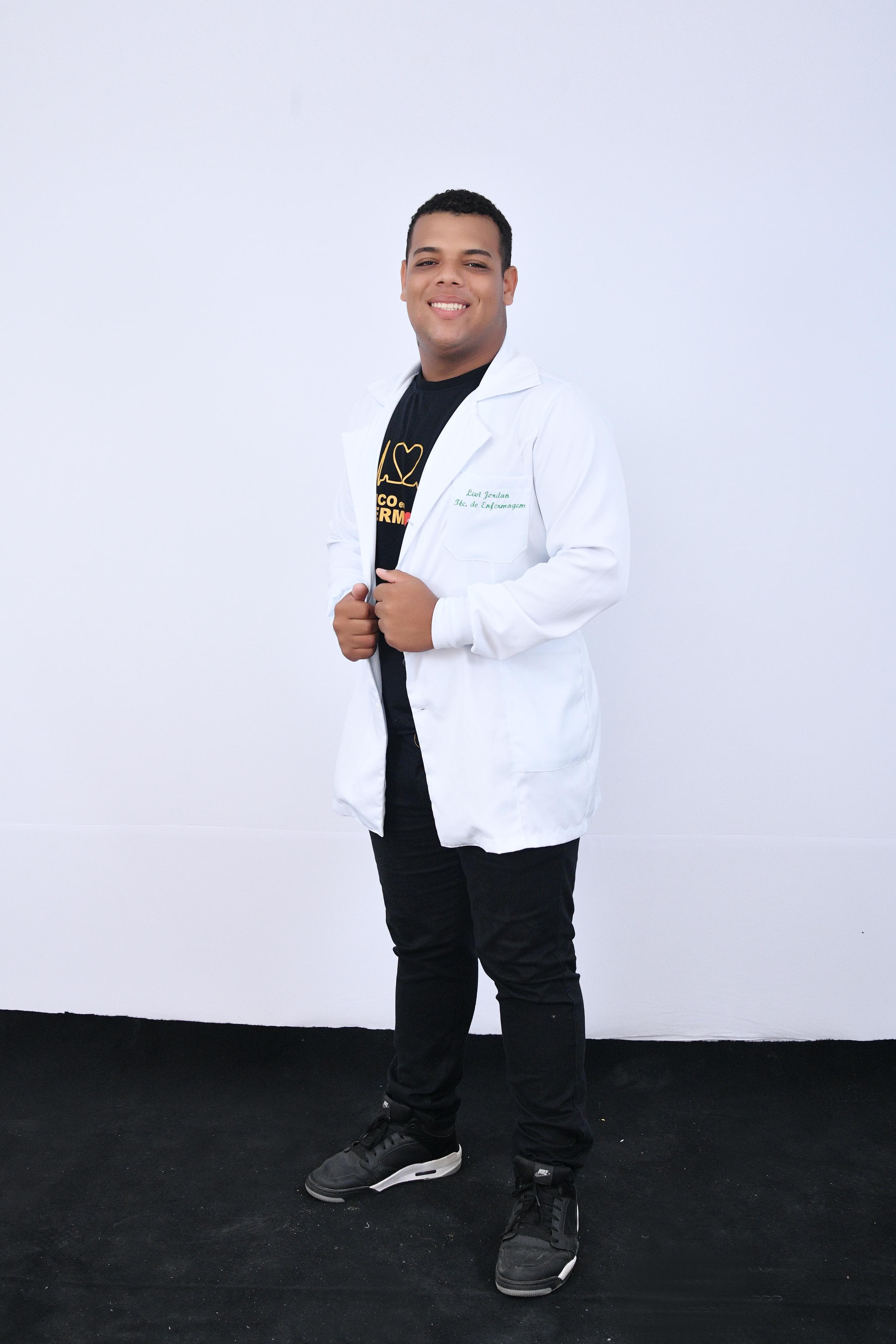 Levi Jorda, técnico de enfermagem em Alagoas, retrato vestindo jaleco branco